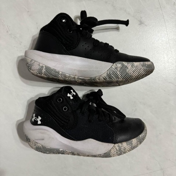 Under armour boy tennis shoes. Size 11.5 - Picture 3 of 5